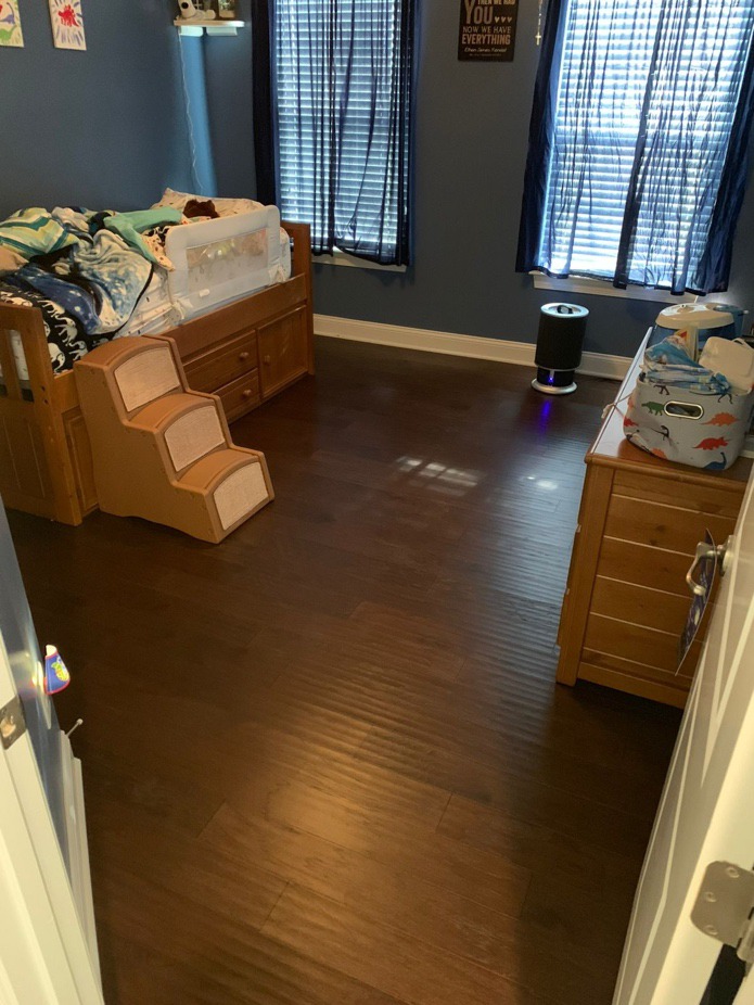 Quarto com piso de madeira escura finalizado